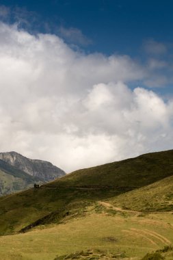 dağlar ve mavi gökyüzü manzara