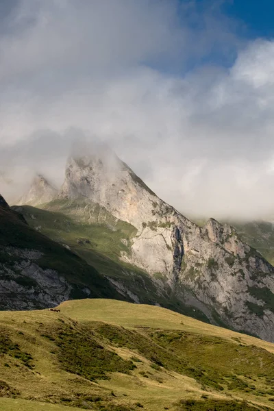 Landschaft Aus Bergen Und Blauem Himmel — Stockfoto