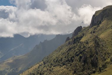 dağlar ve mavi gökyüzü manzara
