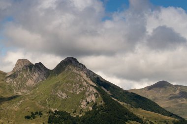 dağlar ve mavi gökyüzü manzara