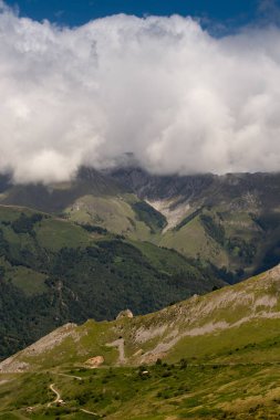 dağlar ve mavi gökyüzü manzara