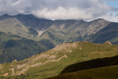 dağlar ve mavi gökyüzü manzara