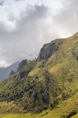 dağlar ve mavi gökyüzü manzara