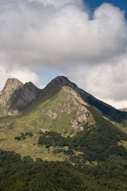 dağlar ve mavi gökyüzü manzara