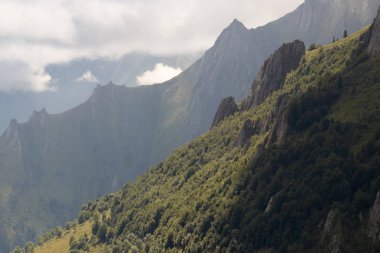 dağlar ve mavi gökyüzü manzara
