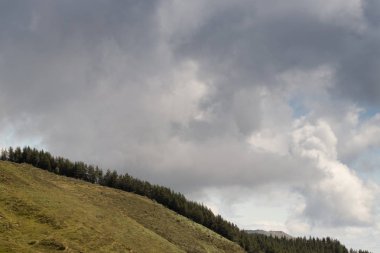 dağlar ve mavi gökyüzü manzara