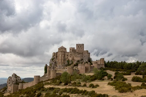 Burg Auf Einem Berg lizenzfreie Stockfotos