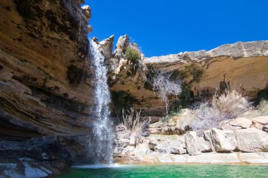 Doğal ortamda nehir ve şelale