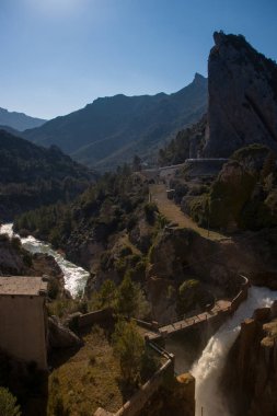 Doğal ortamda nehir ve şelale