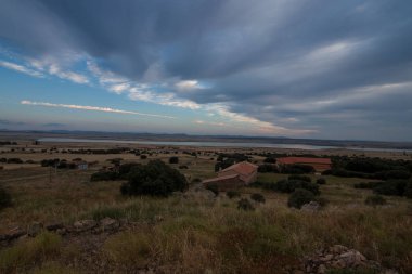 Gün batımlı dağlı doğa manzarası