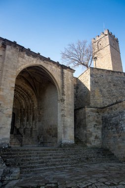 Tipik kasaba evleri ve sokakları ile