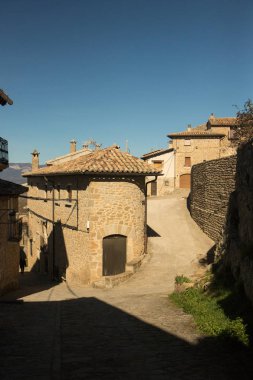 Tipik kasaba evleri ve sokakları ile