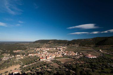 Tipik kasaba evleri ve sokakları ile