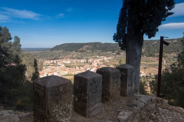 Tipik kasaba evleri ve sokakları ile