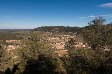 Tipik kasaba evleri ve sokakları ile