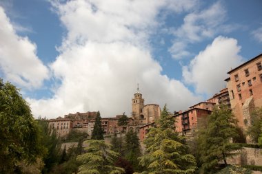 Tipik kasaba evleri ve sokakları ile