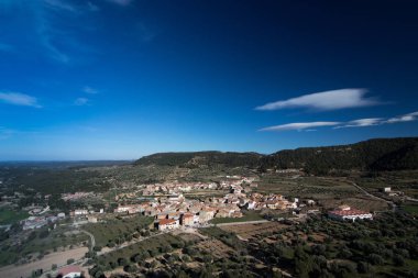 Tipik kasaba evleri ve sokakları ile