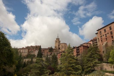 Tipik kasaba evleri ve sokakları ile