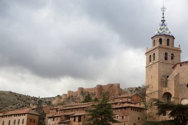 Tipik kasaba evleri ve sokakları ile