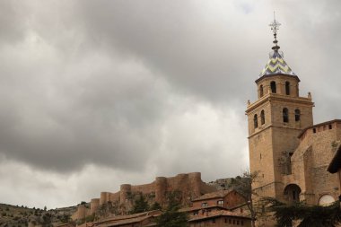 Tipik kasaba evleri ve sokakları ile