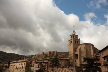 Tipik kasaba evleri ve sokakları ile