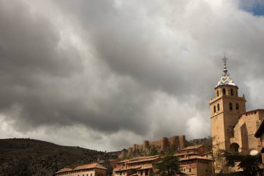 Tipik kasaba evleri ve sokakları ile