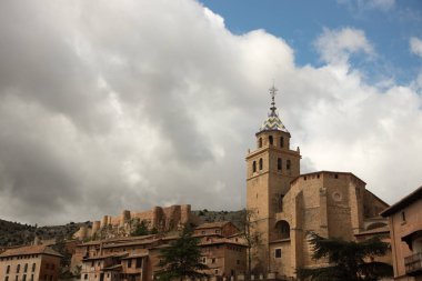 Tipik kasaba evleri ve sokakları ile