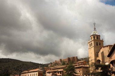 Tipik kasaba evleri ve sokakları ile