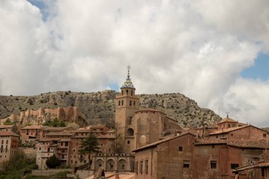 Tipik kasaba evleri ve sokakları ile