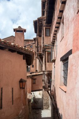 Tipik kasaba evleri ve sokakları ile