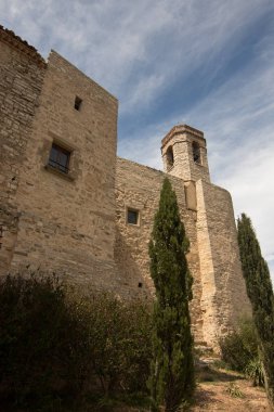 Tipik kasaba evleri ve sokakları ile