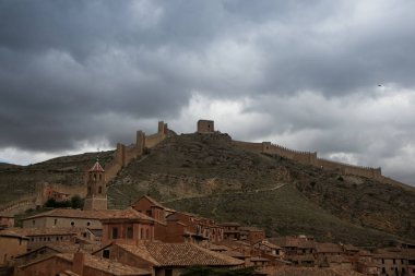 Tipik kasaba evleri ve sokakları ile