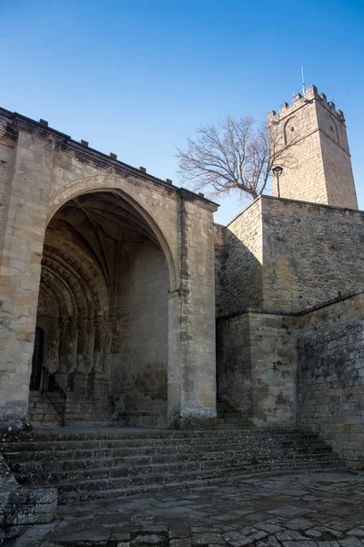 Tipik kasaba evleri ve sokakları ile