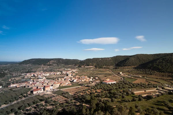 Tipik kasaba evleri ve sokakları ile