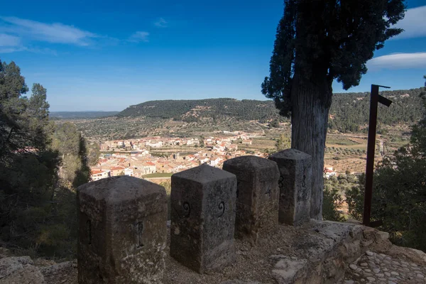 Tipik kasaba evleri ve sokakları ile