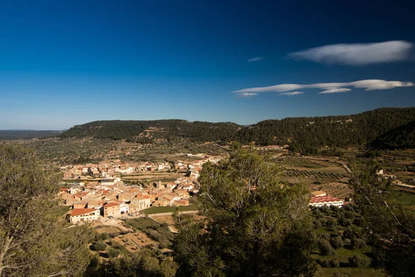 Tipik kasaba evleri ve sokakları ile