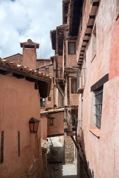 Tipik kasaba evleri ve sokakları ile