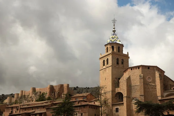 Tipik kasaba evleri ve sokakları ile