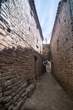 Tipik kasaba evleri ve sokakları ile