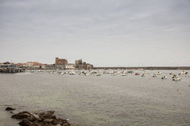 Deniz taşlarının ve kumların doğal manzarası