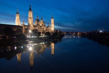 Gece şehri ışıklarıyla