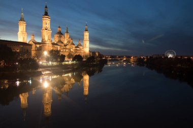 Gece şehri ışıklarıyla