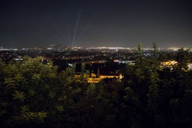 Gece şehri ışıklarıyla