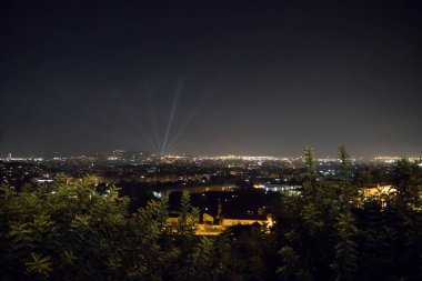 Gece şehri ışıklarıyla