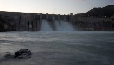 Mavi gökyüzü ile şelale