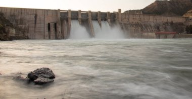 Mavi gökyüzü ile şelale