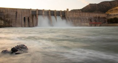 Mavi gökyüzü ile şelale