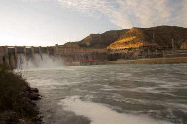 Mavi gökyüzü ile şelale