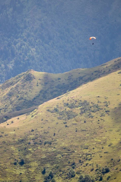 Mann Mit Gleitschirm Fliegt Den Bergen — Stockfoto