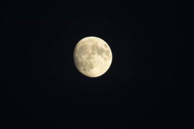 Hermosa luna en el cielo